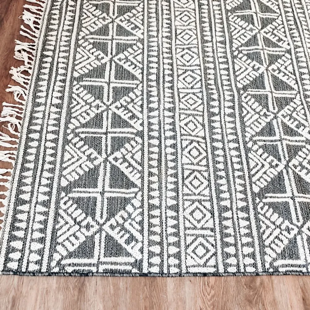 Indoor/outdoor Patio Tribal Boho Tassel Fringe area Rug